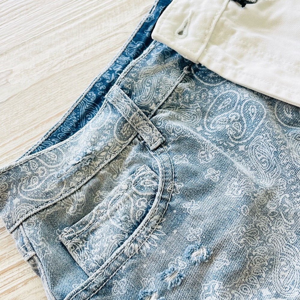 NWT Sincerely Jules Blue and White Paisley Women Shorts -Size 11 - Picture 6 of 8